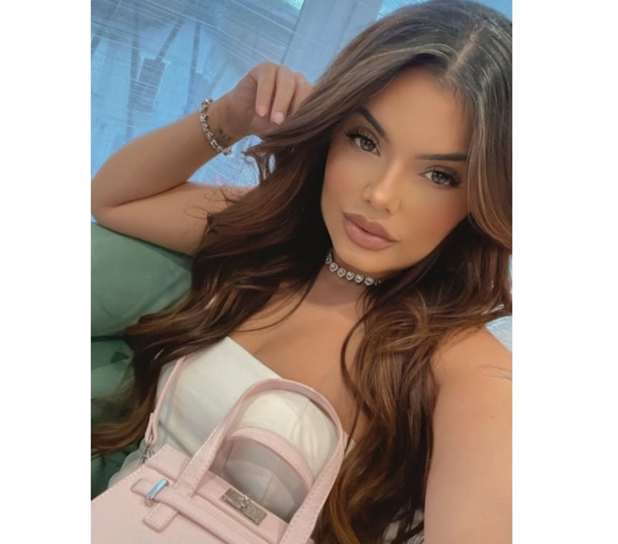 Photo of Debora Brunette Sexy 🔥