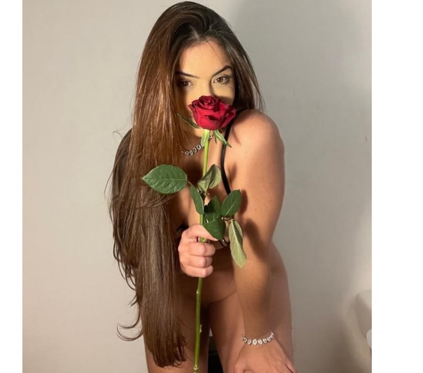 Thumbnail of Debora Brunette Sexy 🔥 - Photo 4