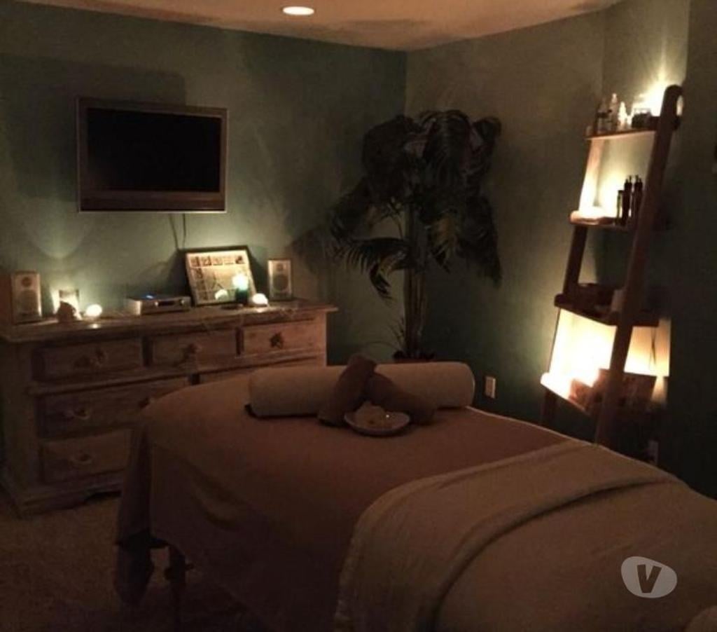 Thumbnail of black and brown 2 & 4 hands deep tissue massage. - Photo 3