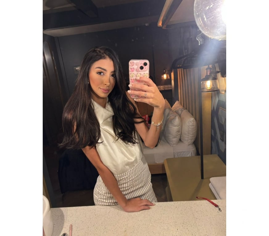 Photo of SUPER HOT AND SEXY BRUNETTE LIS!!